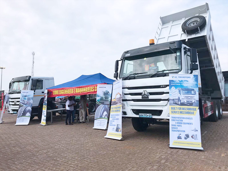 Road show de camions de la série SINOTRUK HOWO-7 à Maputo, Mozambique.